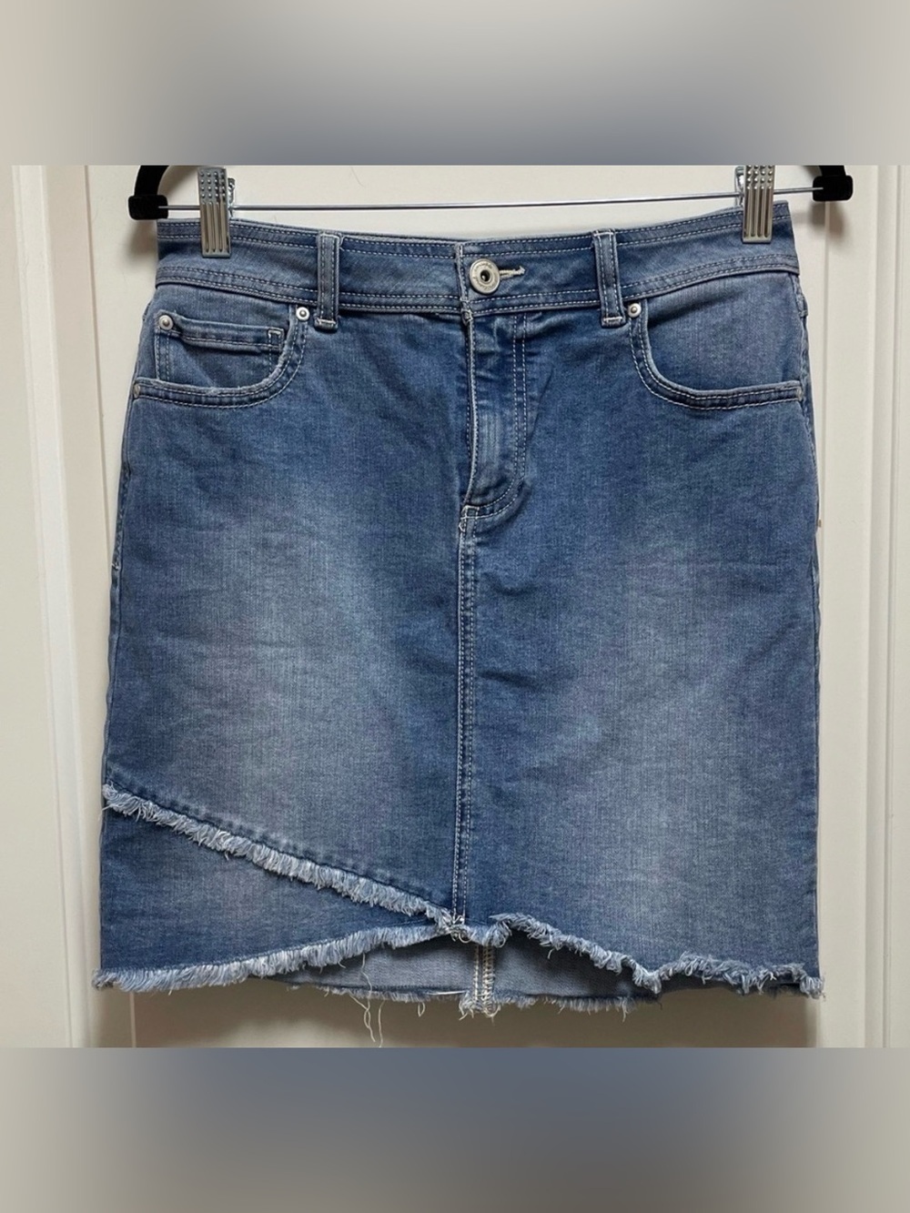 🔥 INC Sz 6 Light Blue Denim Mini Skirt with Asymmetric Frayed Hem Pockets 🔥